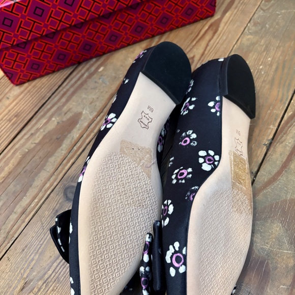 6 Tory Burch Black Floral Purple Satin Flats - Picture 4 of 5